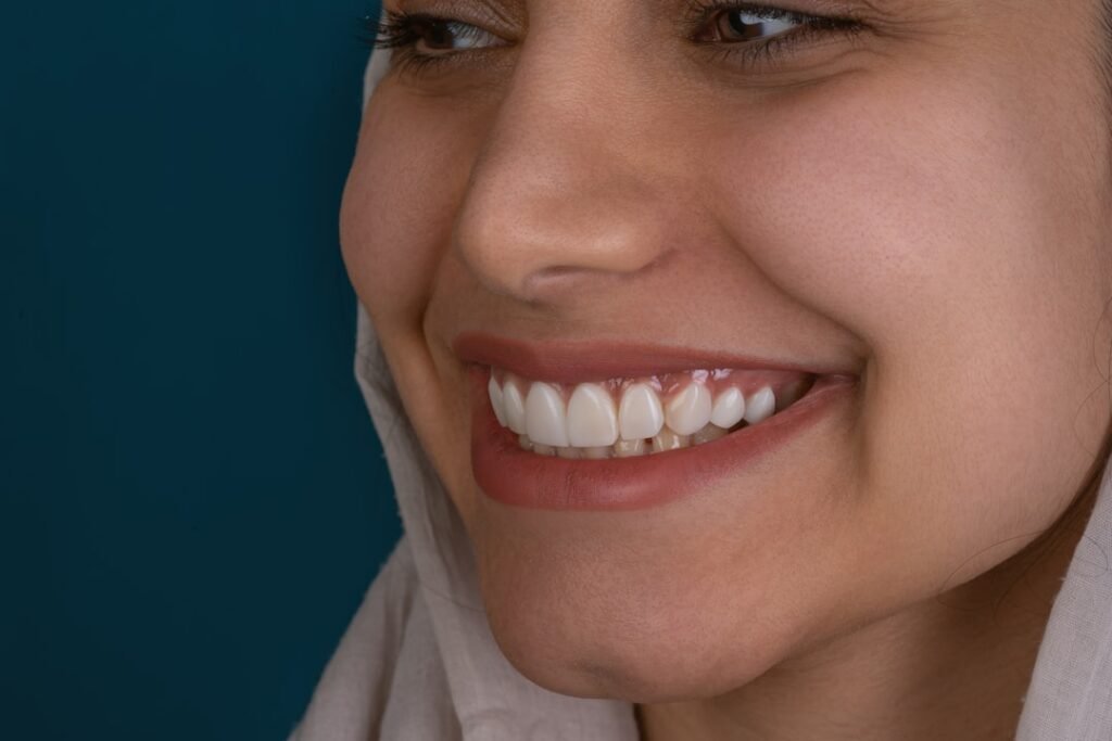 Qual é a melhor prótese dentária para o seu caso? Veja opções e benefícios ilustrados para sua decisão.